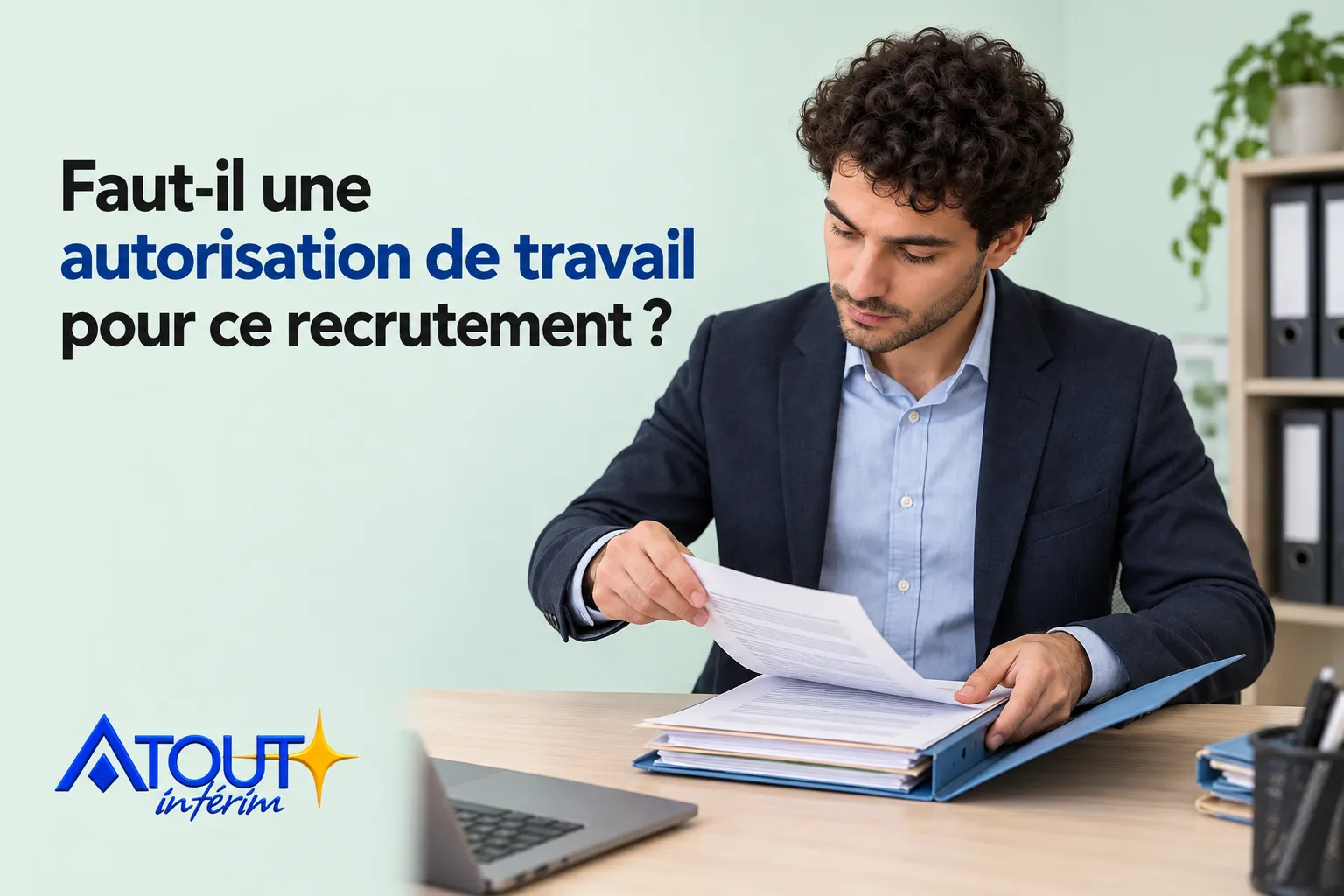 Un homme en costume examine des documents dans un dossier ouvert sur un bureau.